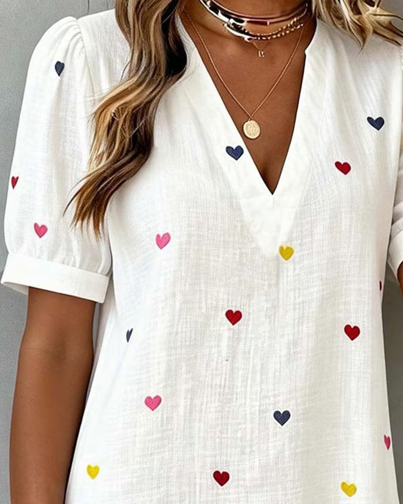 Vestido casual azul para mujer, corto, con corazones, escote V y mangas abullonadas. Moda de verano.