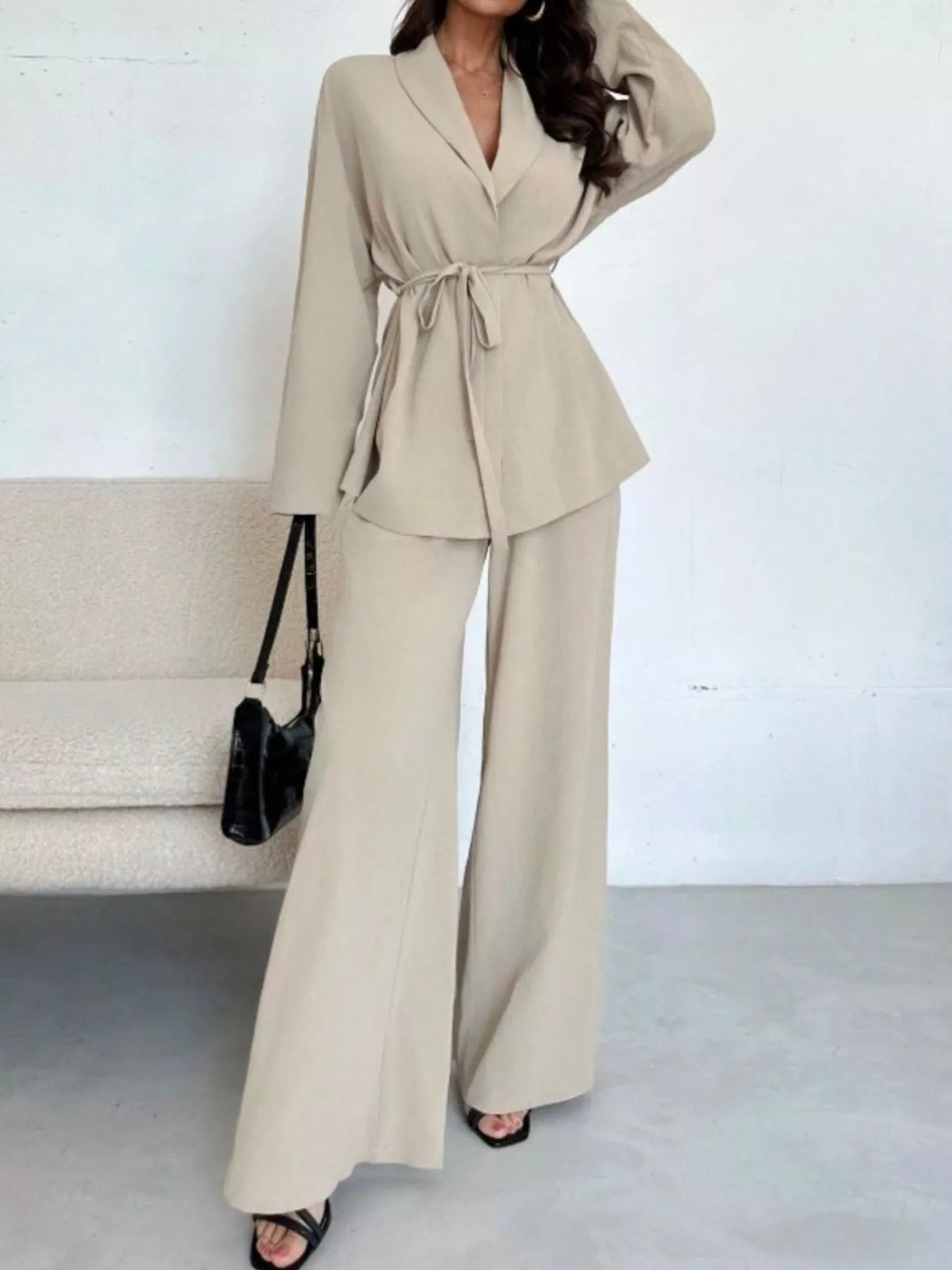 Conjunto elegante mujer: Top con lazo y pantalón ancho. Ideal moda femenina versátil.