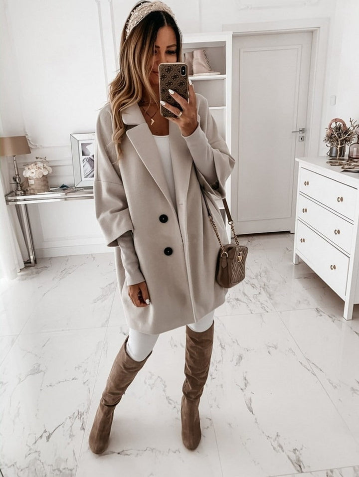 Chaqueta de abrigo oversize para mujer. Diseño versátil con botones, perfecta para un look casual o elegante.