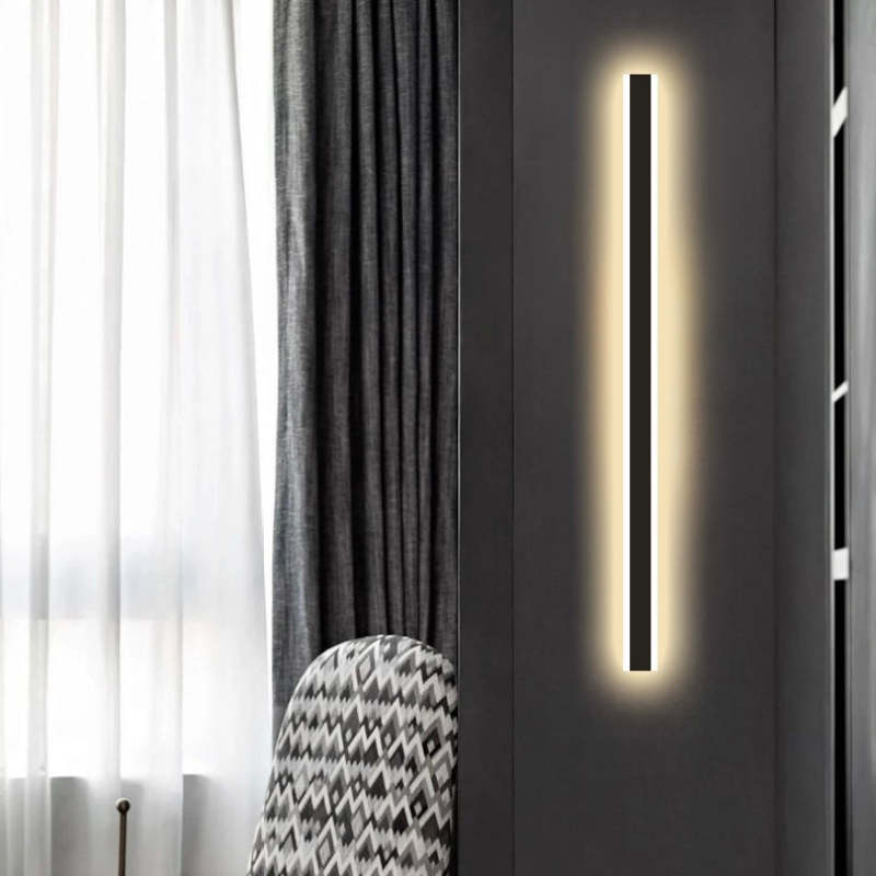 Lámpara LED lineal brillante para pared exterior, ilumina fachadas y senderos con luz moderna.