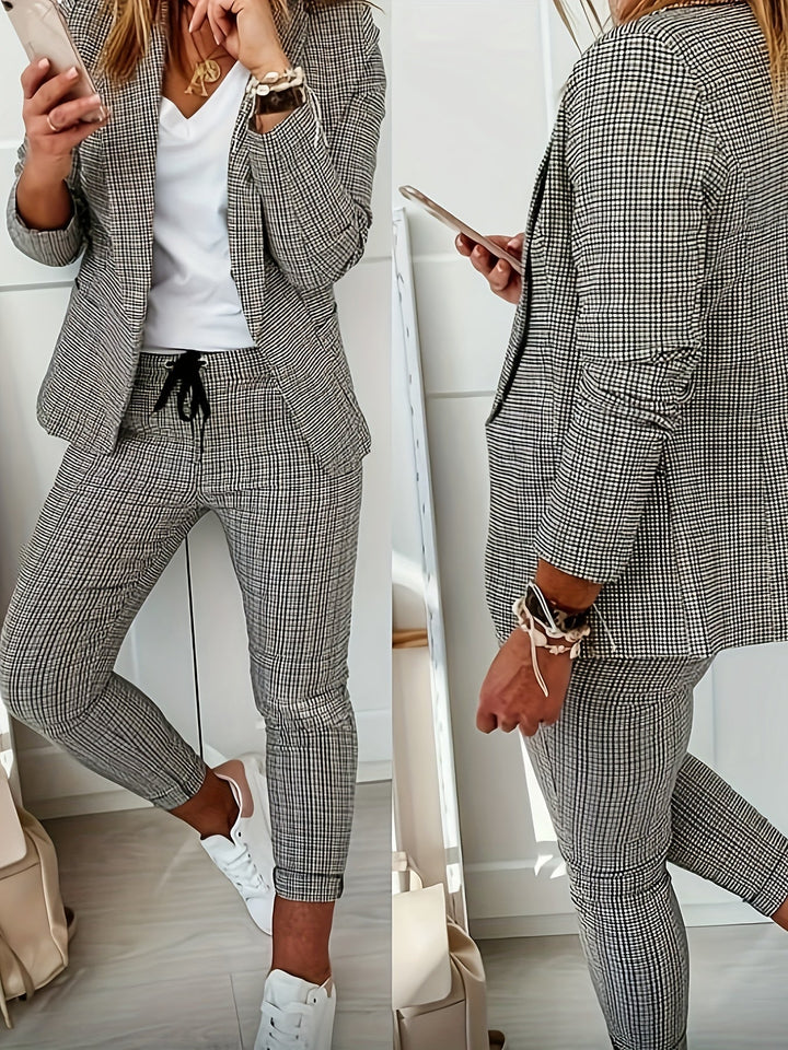 Conjunto gris elegante de blazer y pantalón para mujer. Estilo profesional y casual para oficina o eventos.
