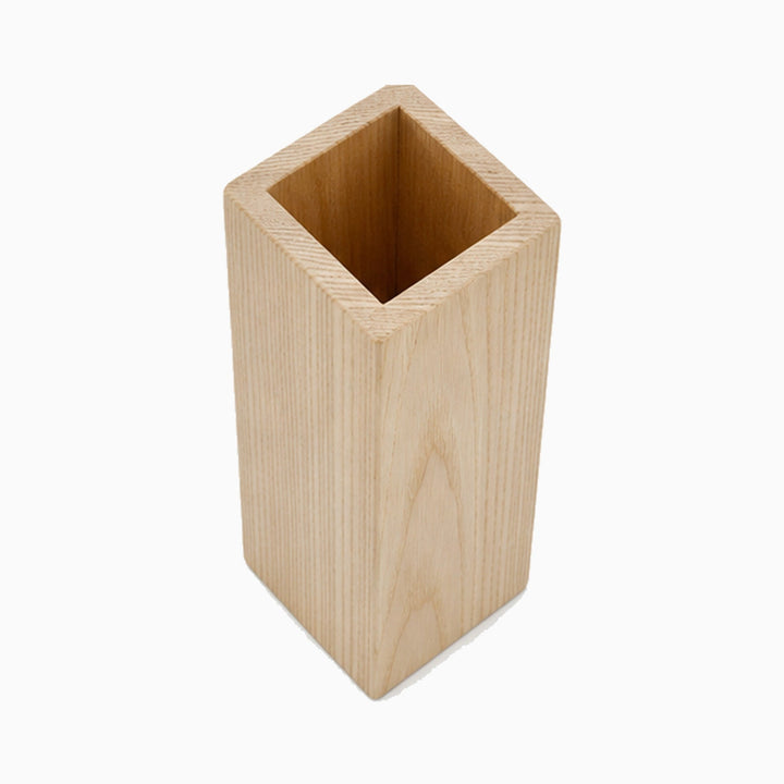 Vista de cerca de portalápices rectangular de fresno gris, accesorio de oficina minimalista y elegante.