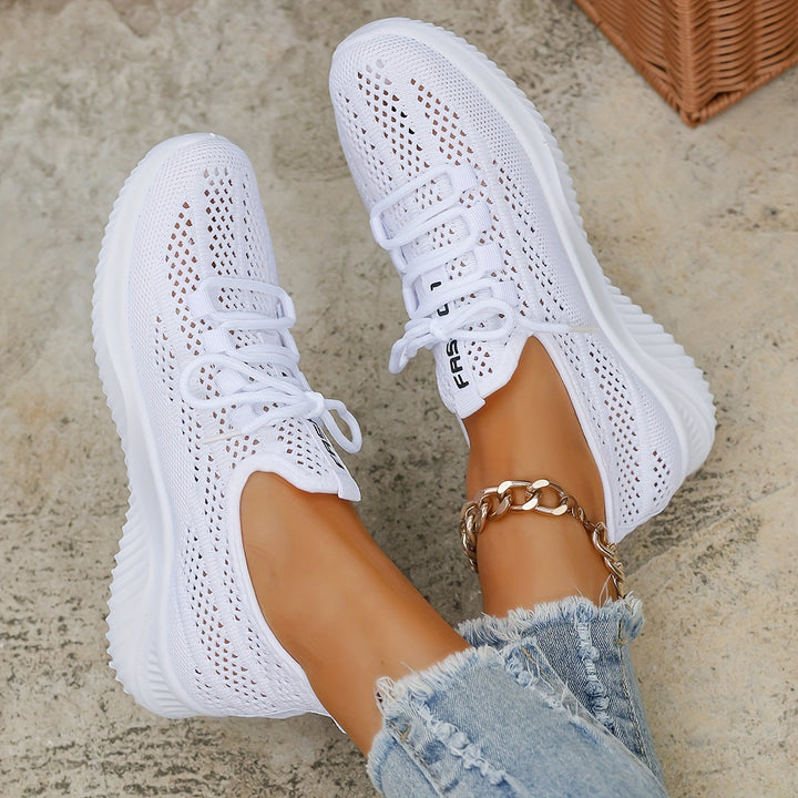 Calzado deportivo blanco para mujer, ideal para caminar. Suela amortiguada y diseño transpirable.
