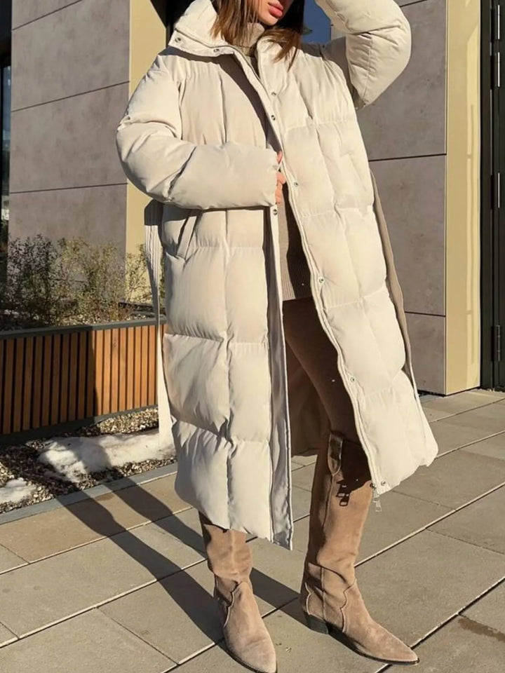 Chaqueta larga acolchada de invierno para mujer, con cinturón ajustable, estilo moderno y casual.