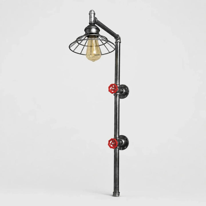 Lámpara de pared industrial con detalles de tubería y válvula roja, iluminación vintage.