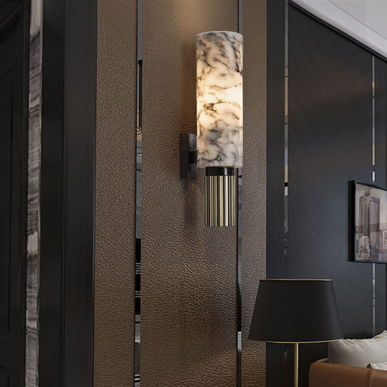 Aplique decorativo moderno con iluminación LED, destacando su cuerpo cilíndrico y diseño de mármol.