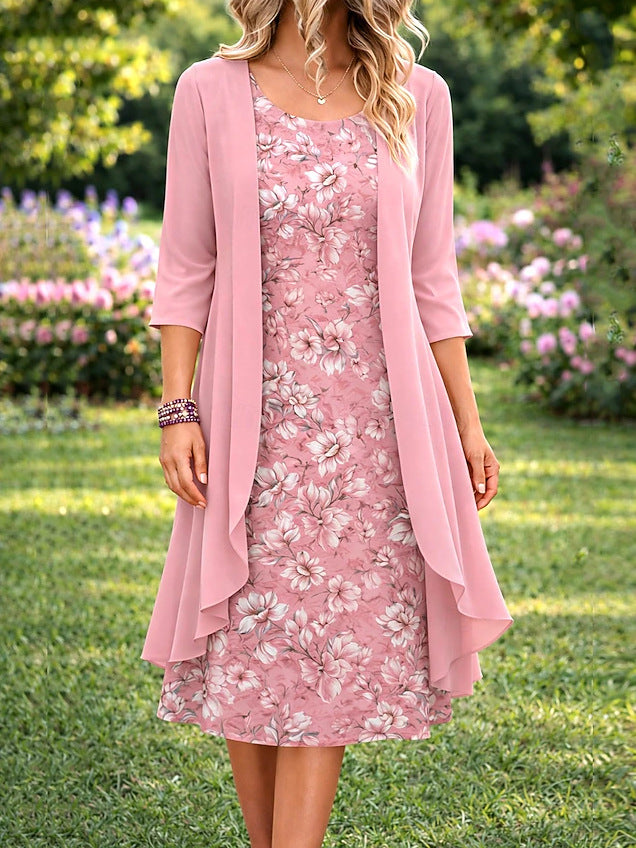 Mujer luciendo conjunto floral de vestido y cárdigan ligero, perfecto para paseos de verano.