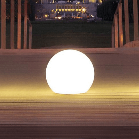 Primer plano de lámpara solar esférica LED. Iluminación decorativa para jardín y exterior.