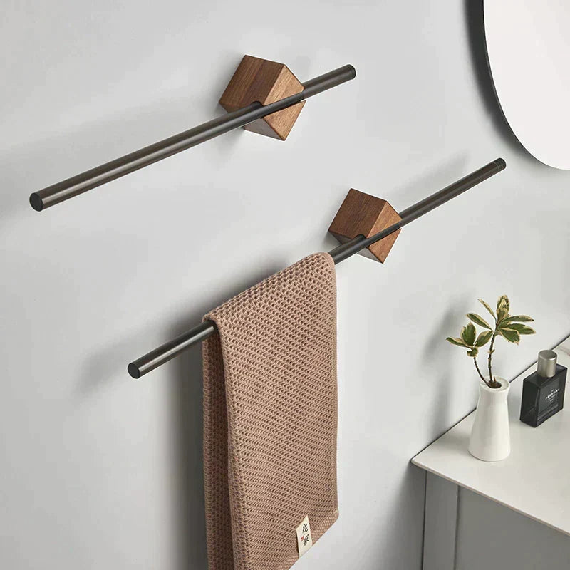 Toallero de baño delgado de acero inoxidable con efecto madera. Diseño moderno para organización del baño.