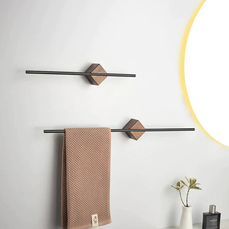 Elegante toallero de acero inoxidable con acabado efecto madera. Ideal para decoración de baño moderna y funcional.