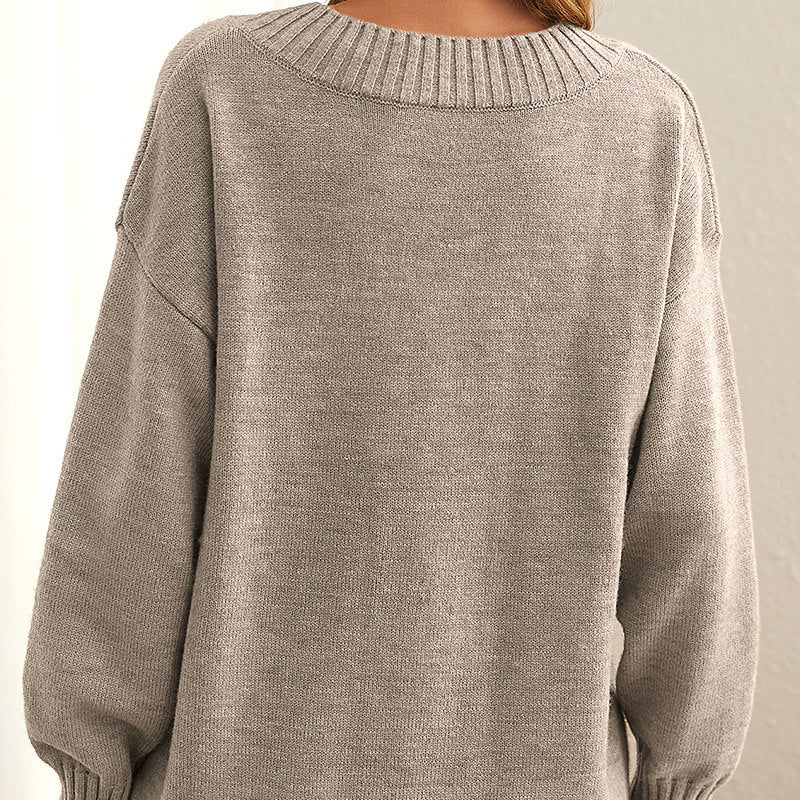 Detalle de suéter de mujer, tejido suave y diseño elegante. Confort y estilo casual para la moda de invierno y otoño.