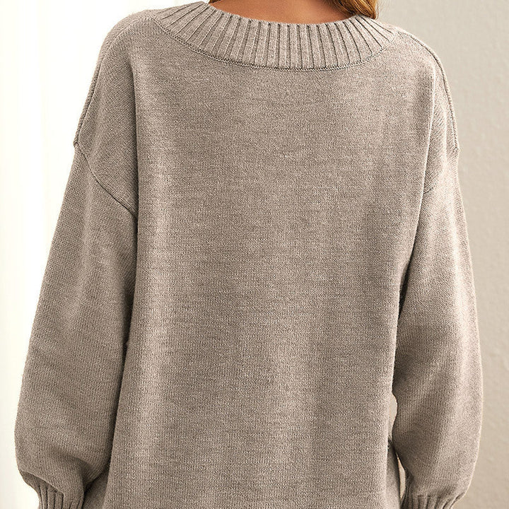 Detalle de suéter de mujer, tejido suave y diseño elegante. Confort y estilo casual para la moda de invierno y otoño.