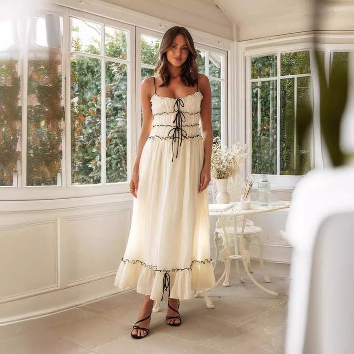 Vestido coquette largo de mujer con tirantes finos y lazos, perfecto para un look casual de verano.