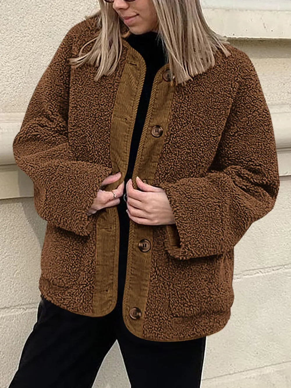 Chaqueta bicolor de borreguito para mujer, ideal para días fríos, con bolsillos.