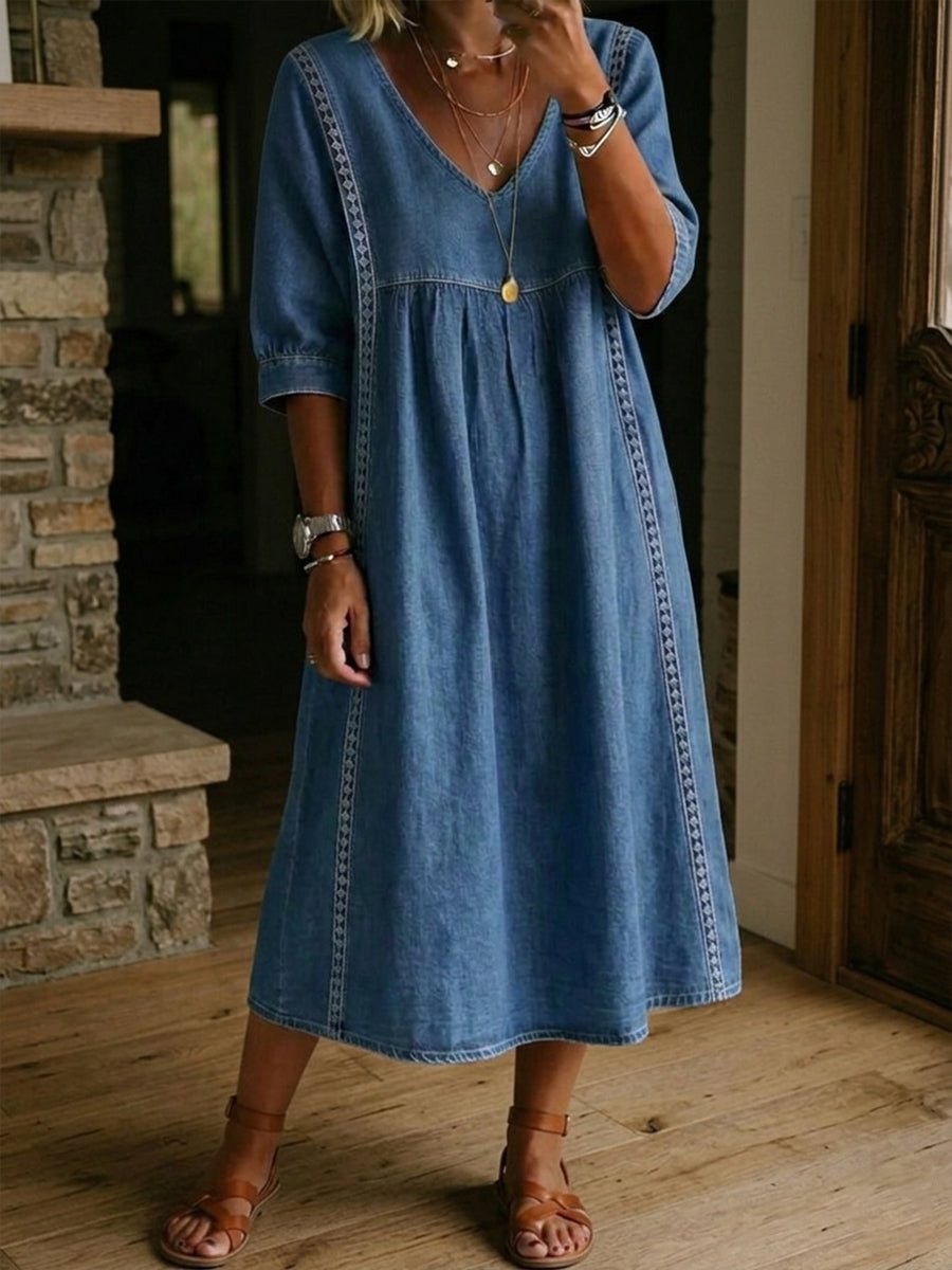 Vestido fluido de mezclilla con escote en V y encaje blanco. Moda femenina cómoda para uso diario.