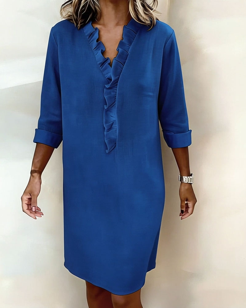 Ropa femenina de moda: vestido de día con escote V, volantes. Estilo recto para mujer, cómodo.