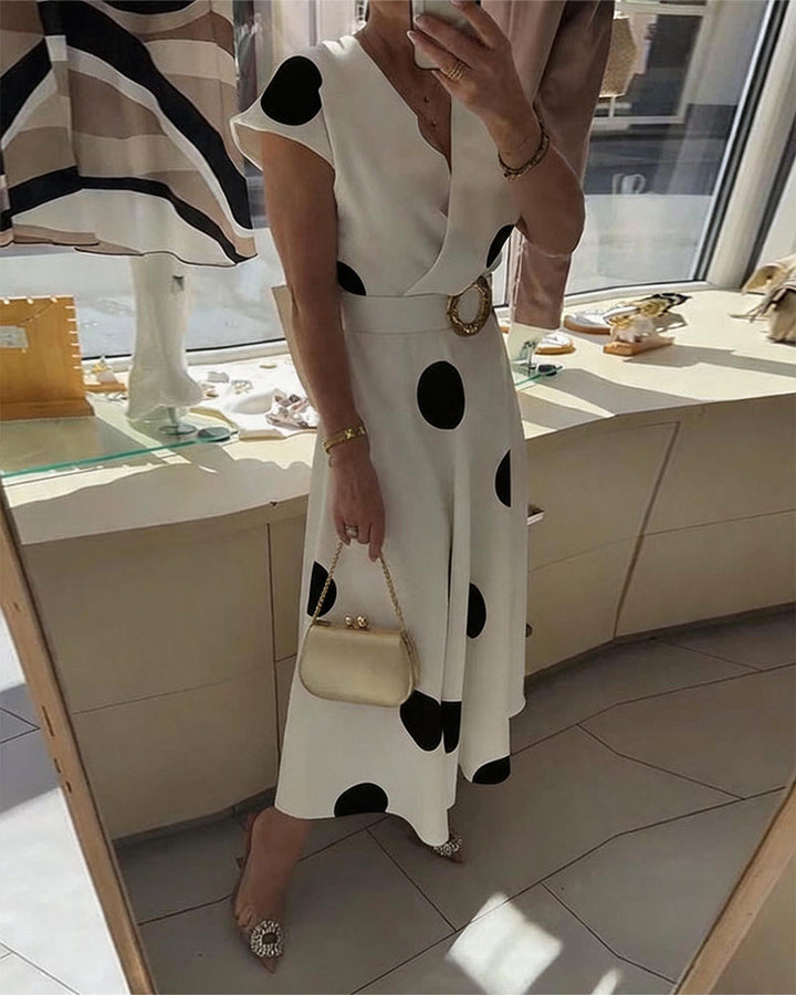 Vestido midi de lunares, corte elegante y escote en V, perfecto para un look sofisticado de mujer.
