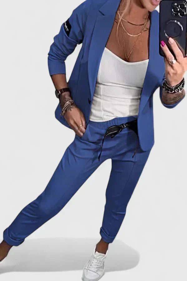 Conjunto de dos piezas para mujer: blazer y pantalón. Outfit diario con estilo y comodidad. Tendencia actual.