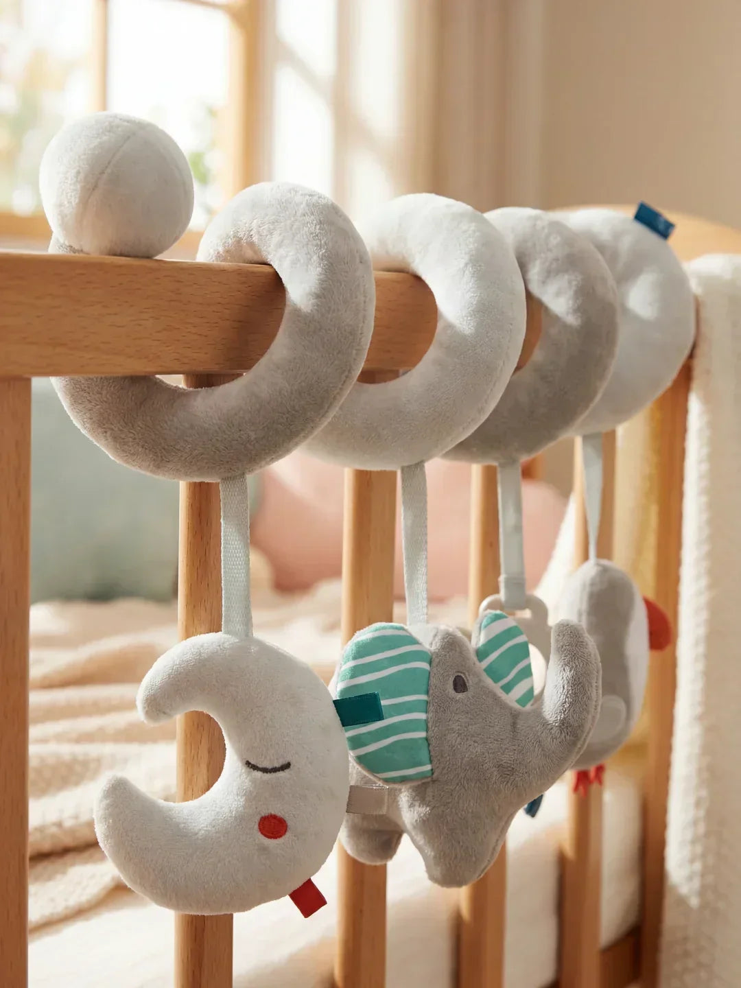 Espiral de actividades segura para bebés con elefante, luna y lobo. Ideal para desarrollo sensorial y juego suave.