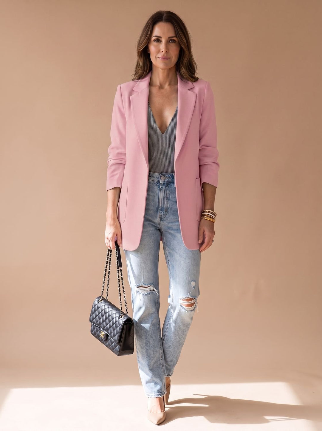 Americana larga de mujer con corte abierto y solapa clásica. Moda femenina versátil para un estilo smart casual.