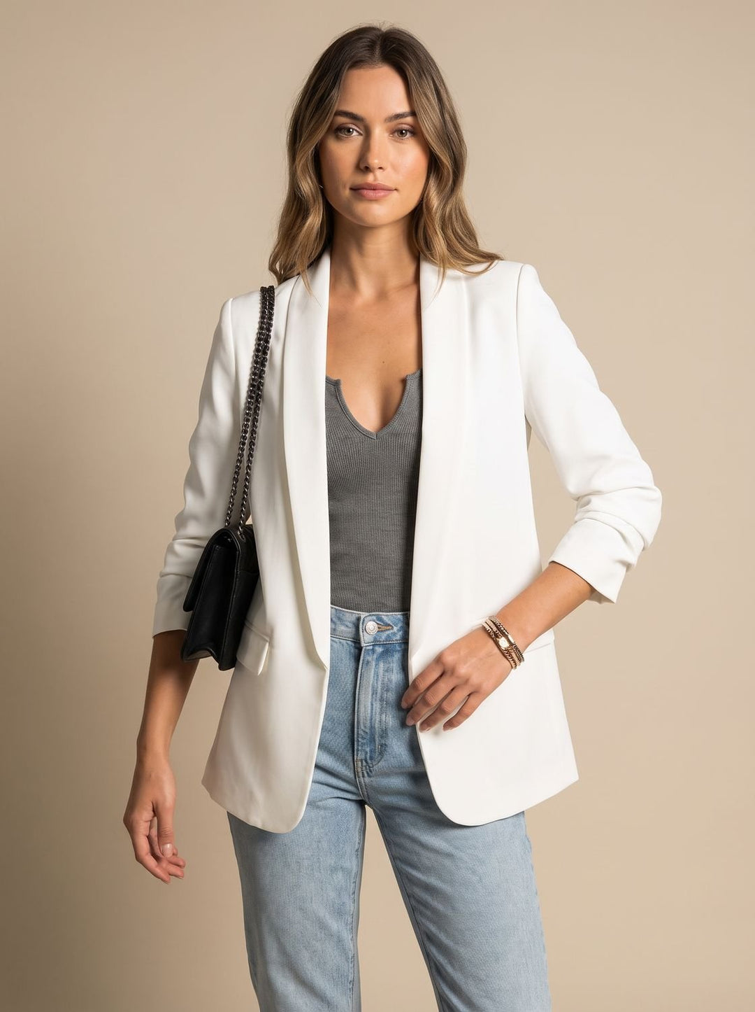 Blazer larga de mujer, estilo contemporáneo y abierto. Chaqueta de moda femenina versátil y sofisticada.