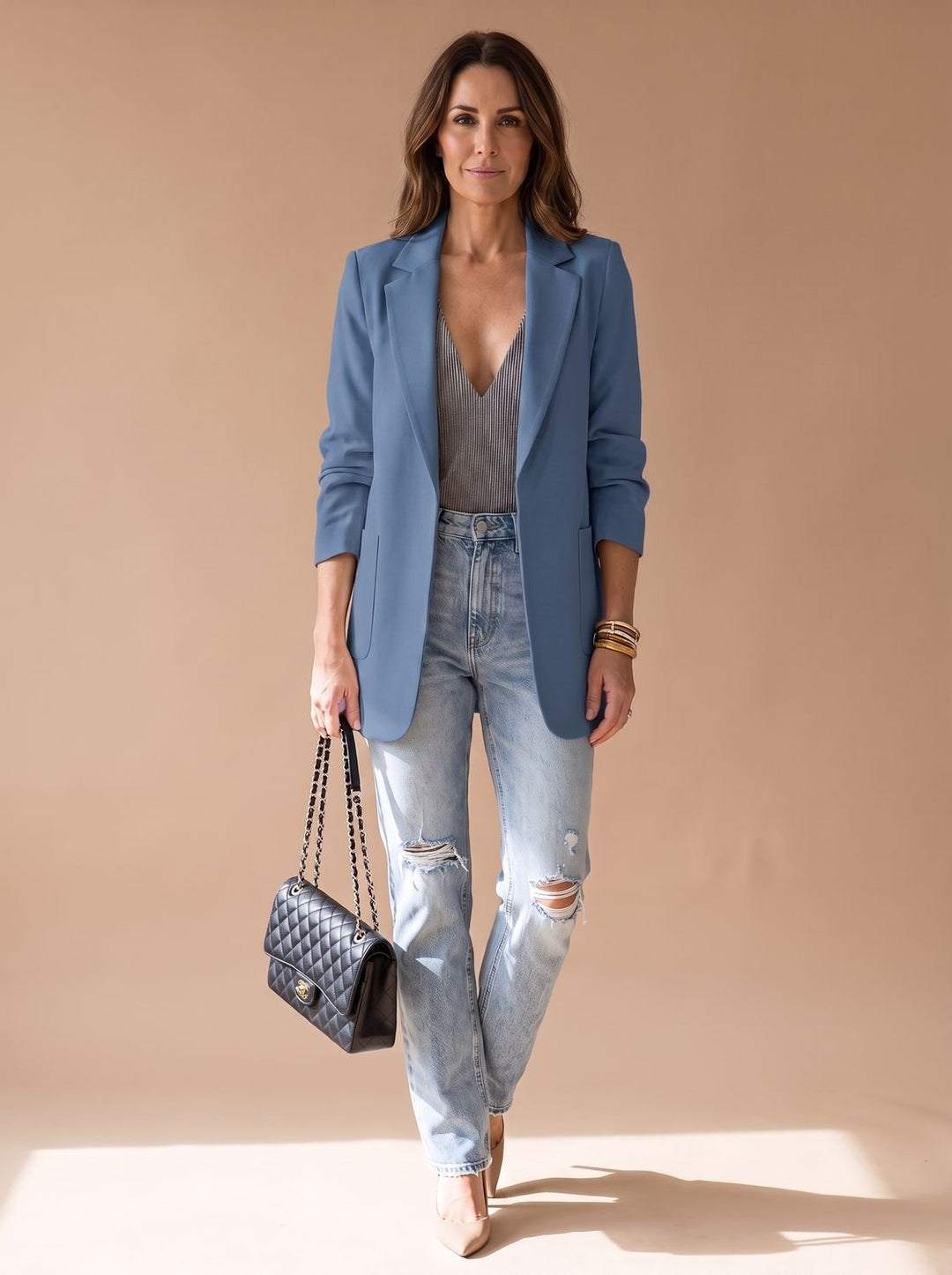 Americana smart casual para mujer, diseño largo y abierto. Prenda versátil y chic para tu armario.