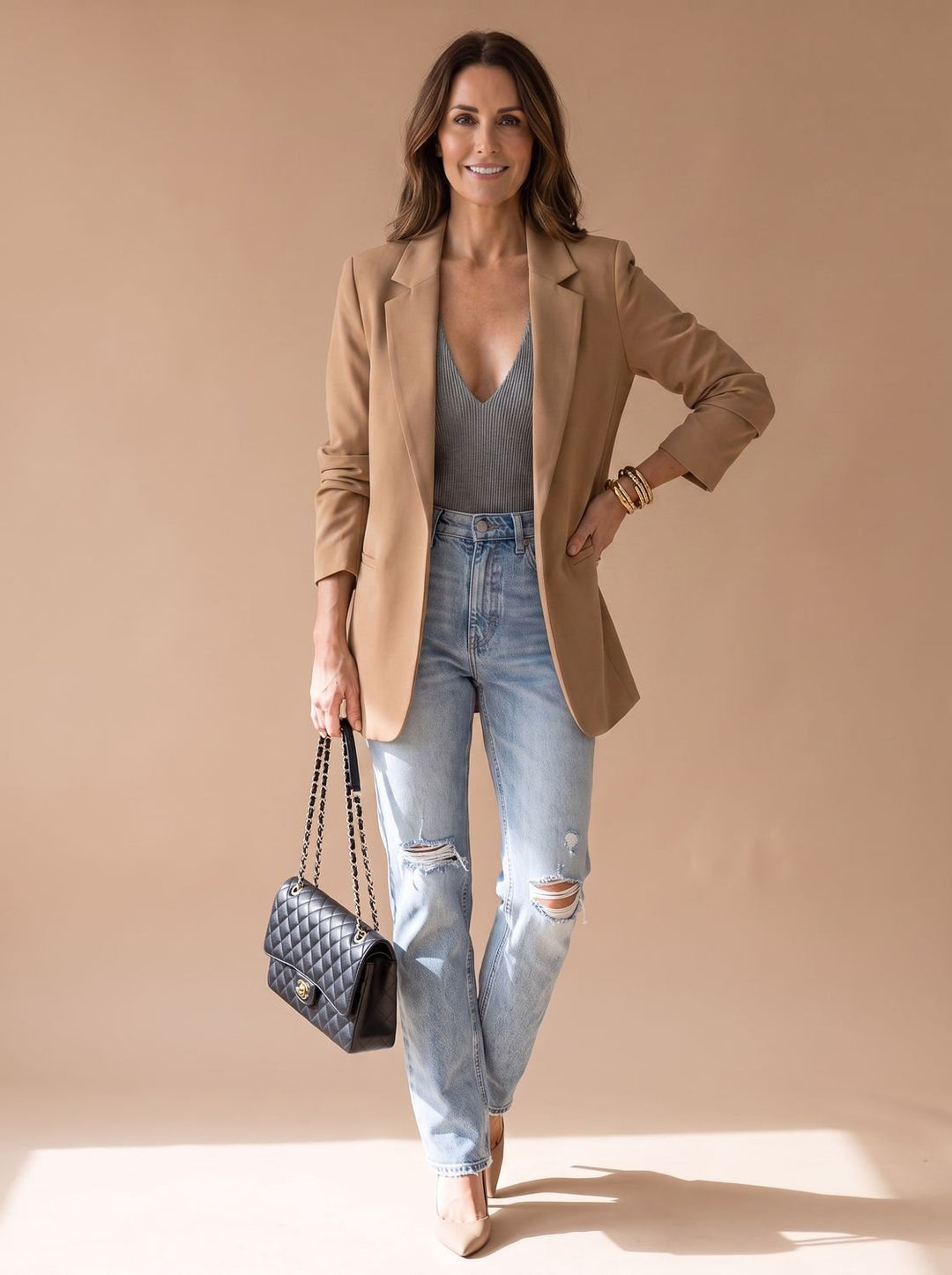 Chaqueta abierta elegante para mujer. Diseño largo, ideal para moda smart casual y looks sofisticados.