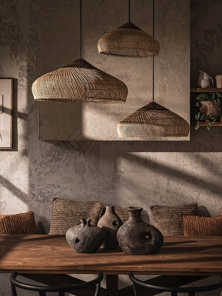 Diseño minimalista y natural: lámpara colgante estilo arpa, hecha a mano.