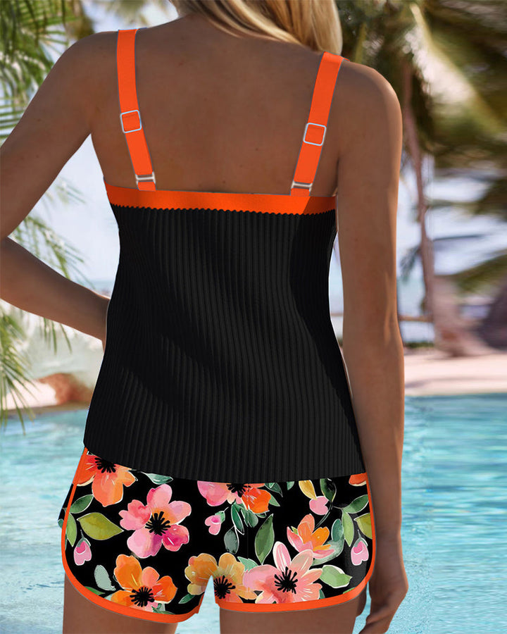 Conjunto de baño dos piezas: top acanalado y shorts florales para mujer.