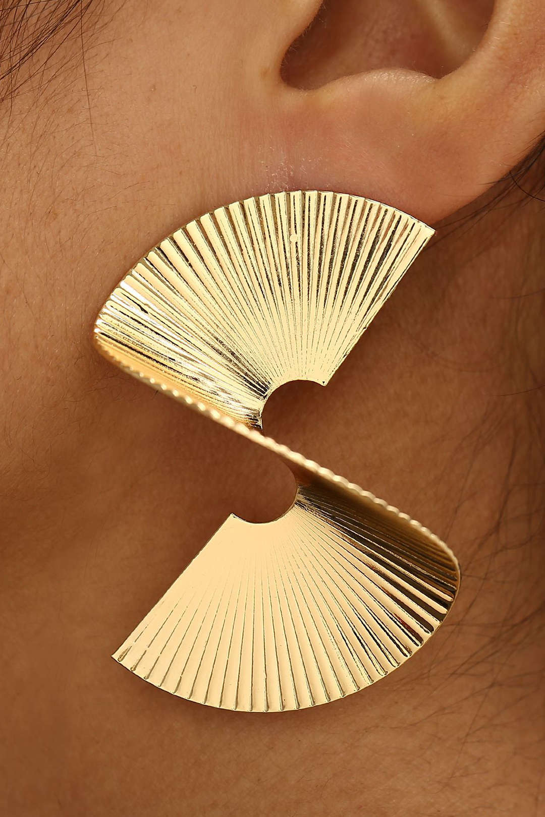 Pendientes plisados metálicos dorados para mujer, diseño moderno y elegante, perfectos para fiesta o ocasión especial.