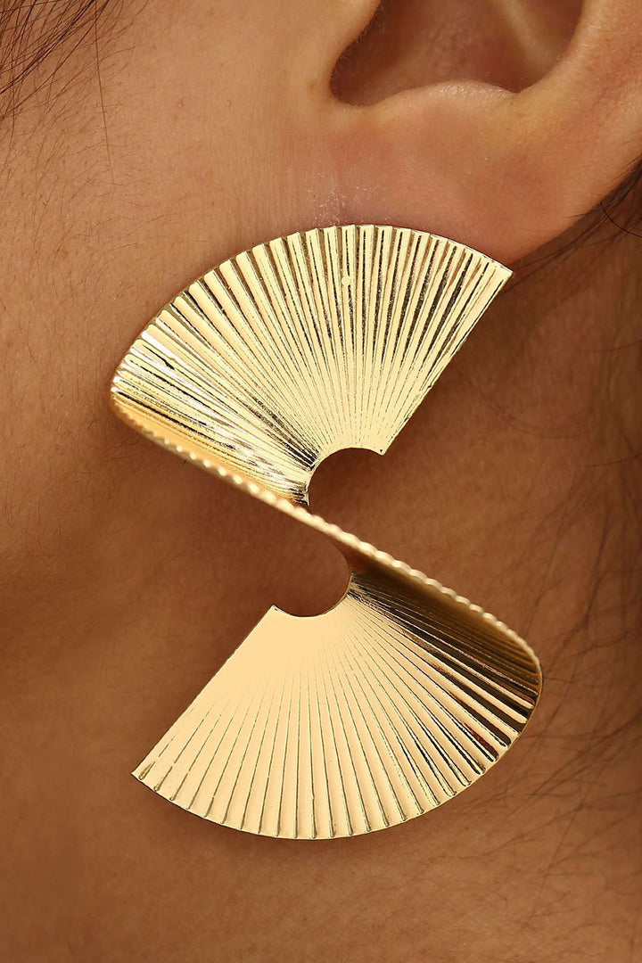 Pendientes plisados metálicos dorados para mujer, diseño moderno y elegante, perfectos para fiesta o ocasión especial.