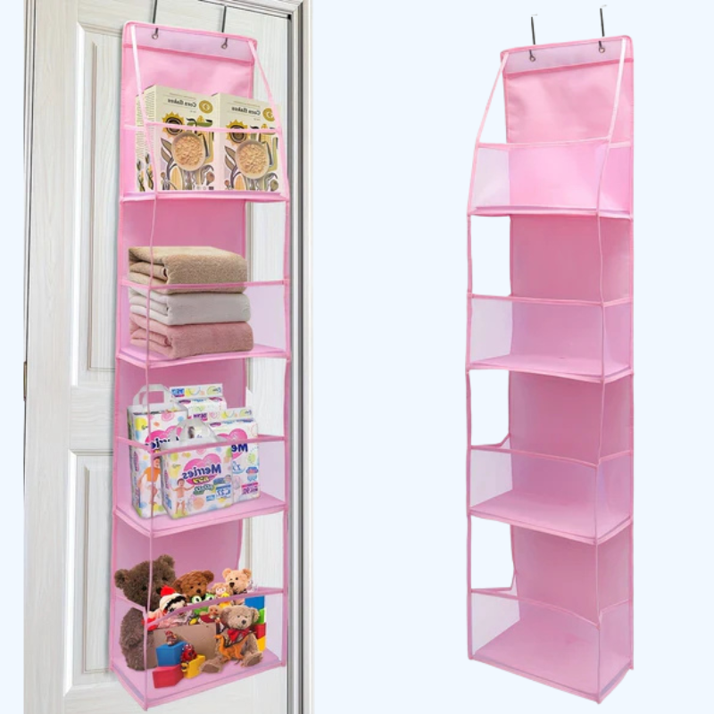 Almacenamiento vertical sobre puerta para juguetes, ropa y accesorios, optimizando espacio en el hogar.