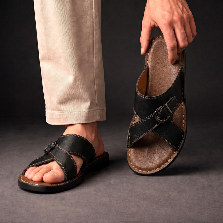 Vista de cerca de sandalias de hombre estilo natural, calzado casual fresco y cómodo para el verano.