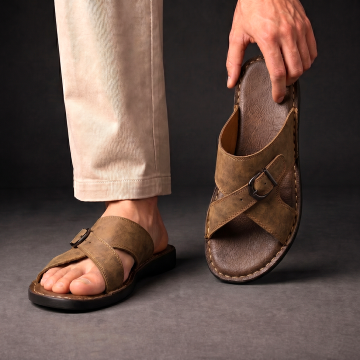 Par de sandalias de hombre cómodas, estilo natural para un look casual de verano. Perfectas para la playa.