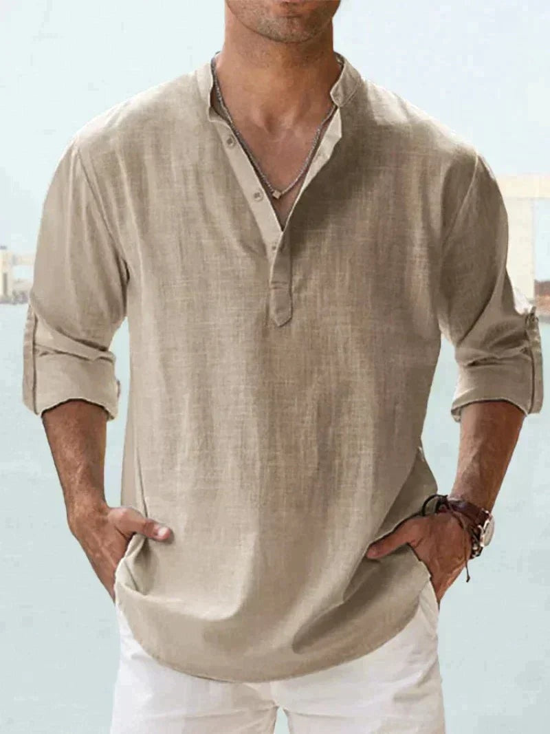 Detalle frontal de camisa de lino hombre, manga larga. Cuello abierto para un toque casual y fresco.