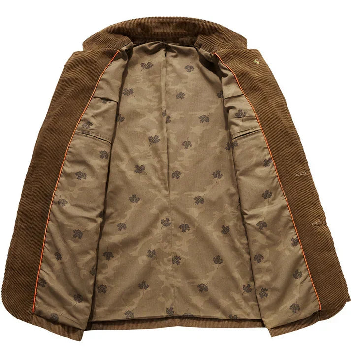 Blazer de hombre en tendencia, con forro floral. Ropa masculina distintiva, ideal para moda de invierno.