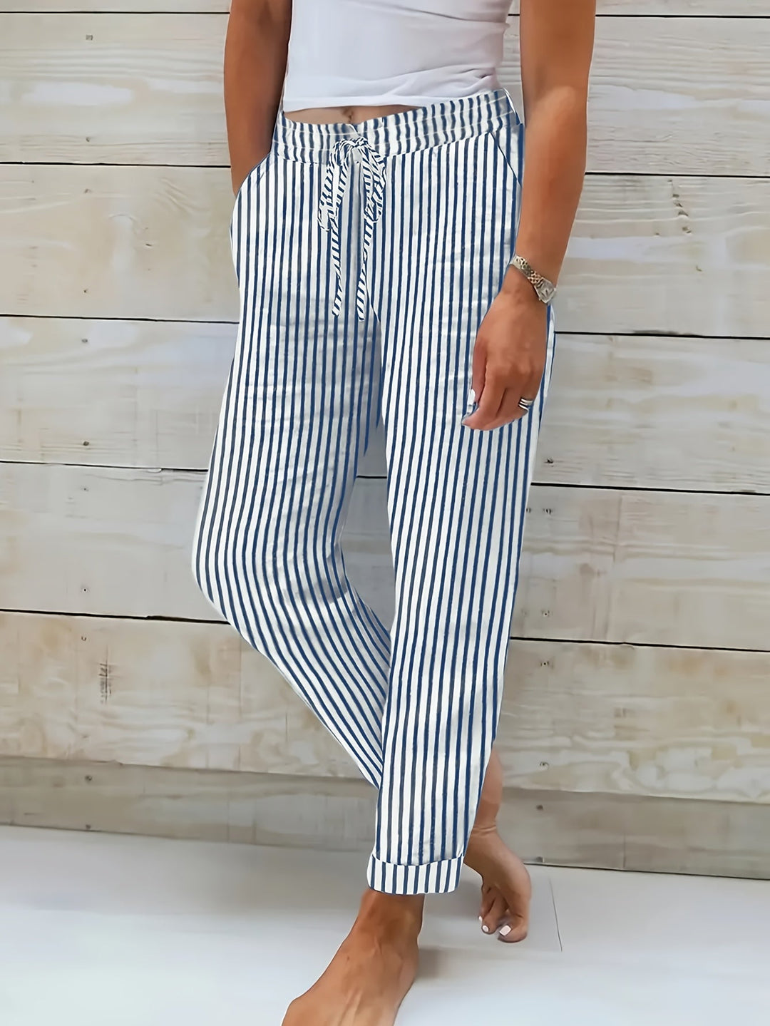 Pantalón fluido de mujer con rayas verticales y cintura elástica, ideal para look casual de verano, ligero y cómodo.