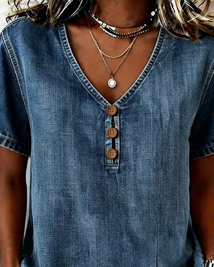 Blusa de mezclilla ligera para mujer con escote V y botones, perfecta para moda femenina casual y viajes de verano.