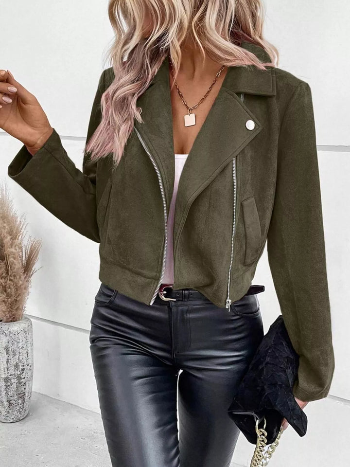 Primer plano de tejido y cremallera de chaqueta corta elegante para mujer, alta calidad.