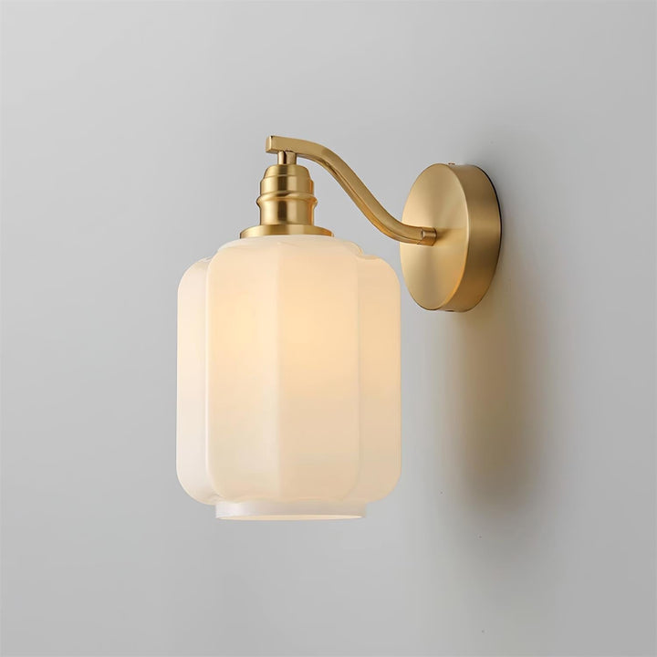 Aplique de pared moderno de latón y vidrio. Ilumina tu espacio con luz cálida y estilo.
