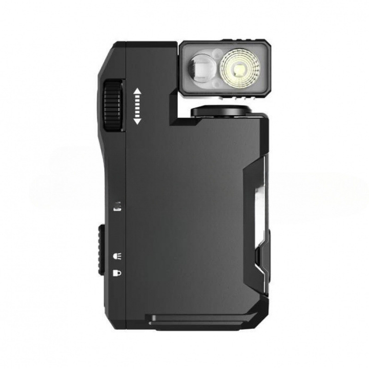 Potente haz de luz LED de linterna mini portátil iluminando sendero oscuro, ideal para camping y exterior.