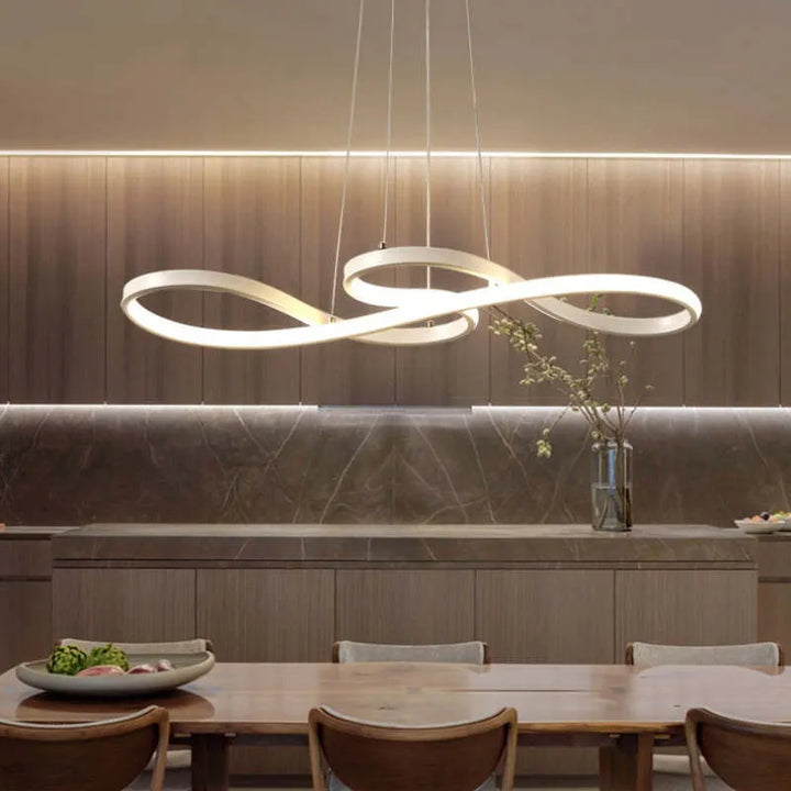 Elegante luminaria LED colgante con estilo escandinavo, iluminación regulable ideal para oficinas modernas.