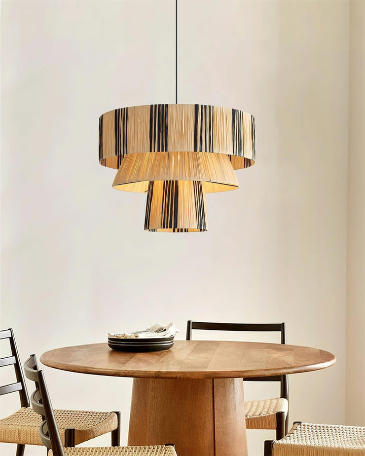 Lámpara colgante de rafia natural, ideal para crear un ambiente acogedor y moderno.