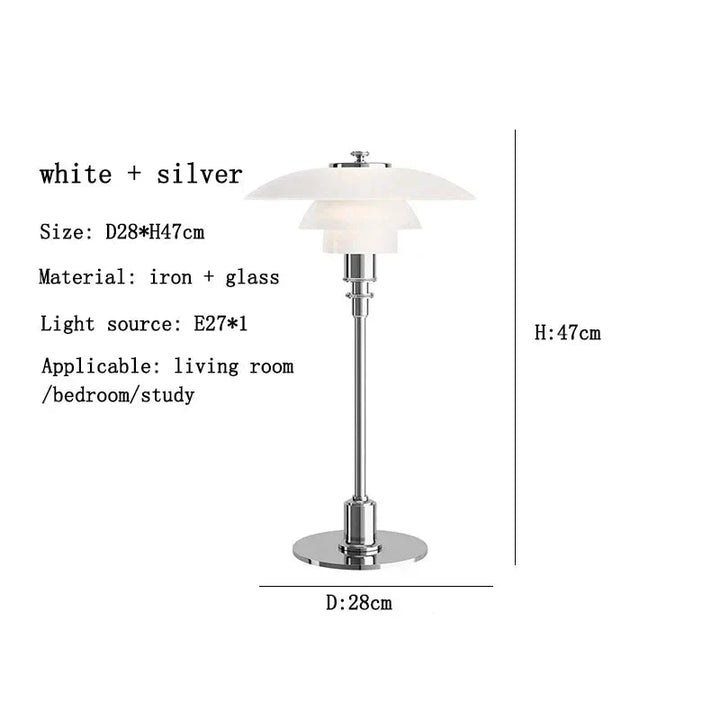 Iluminación de escritorio Art Déco. Lámpara geométrica de cobre que combina diseño moderno y elegancia visual.