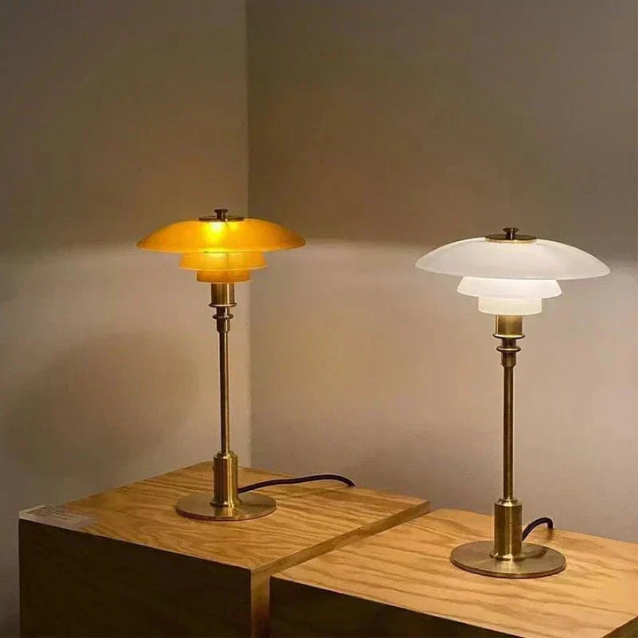 Elegante lámpara de escritorio con diseño Art Déco y formas geométricas, acabado en cobre pulido.