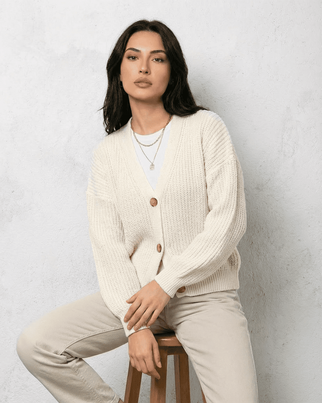 Cárdigan blanco de mujer, cuello V, tejido suave y cómodo para un look moderno y elegante de otoño.