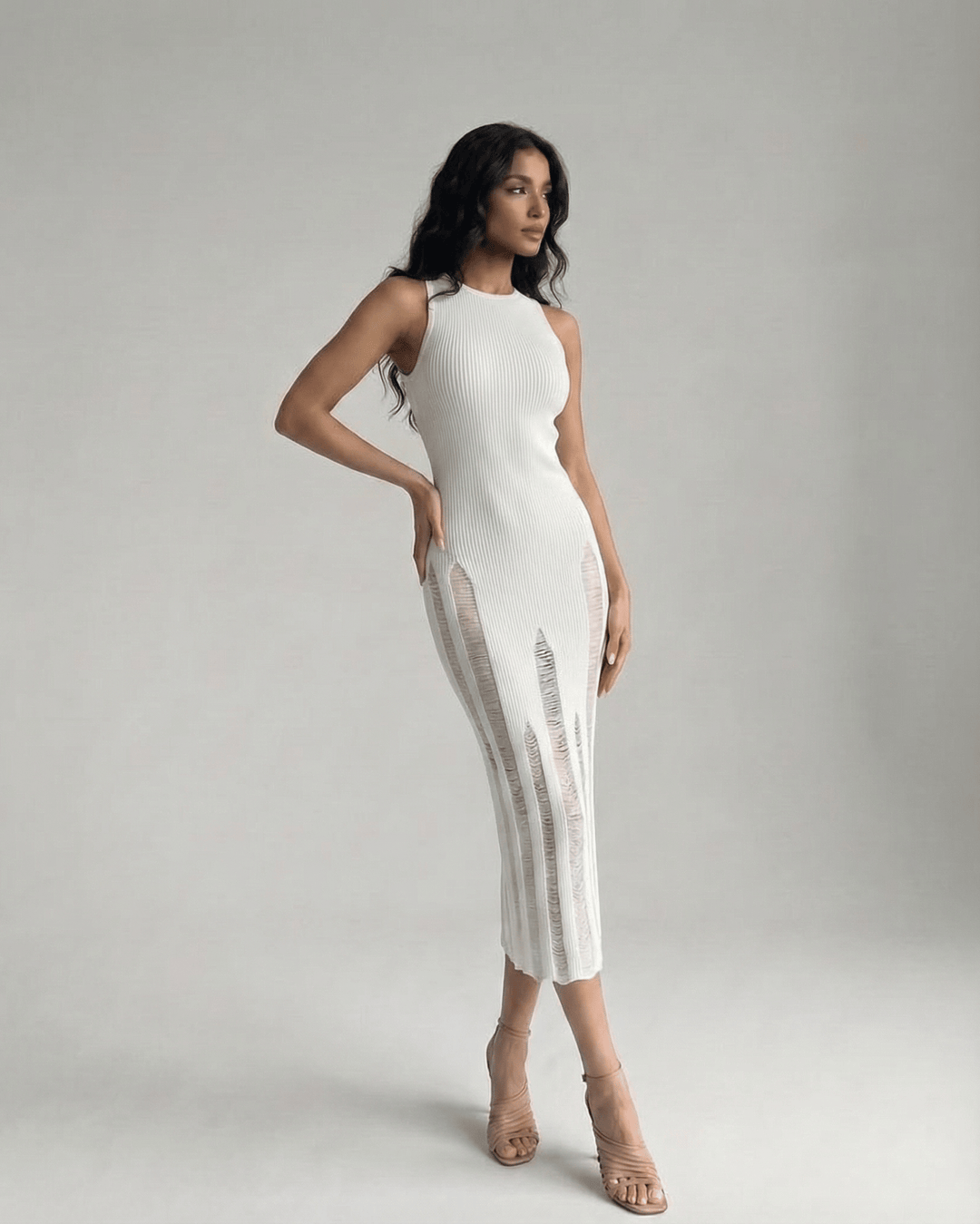 Vestido midi blanco Alba ajustado y sin mangas para mujer, elegancia entallada, ideal para fiesta.