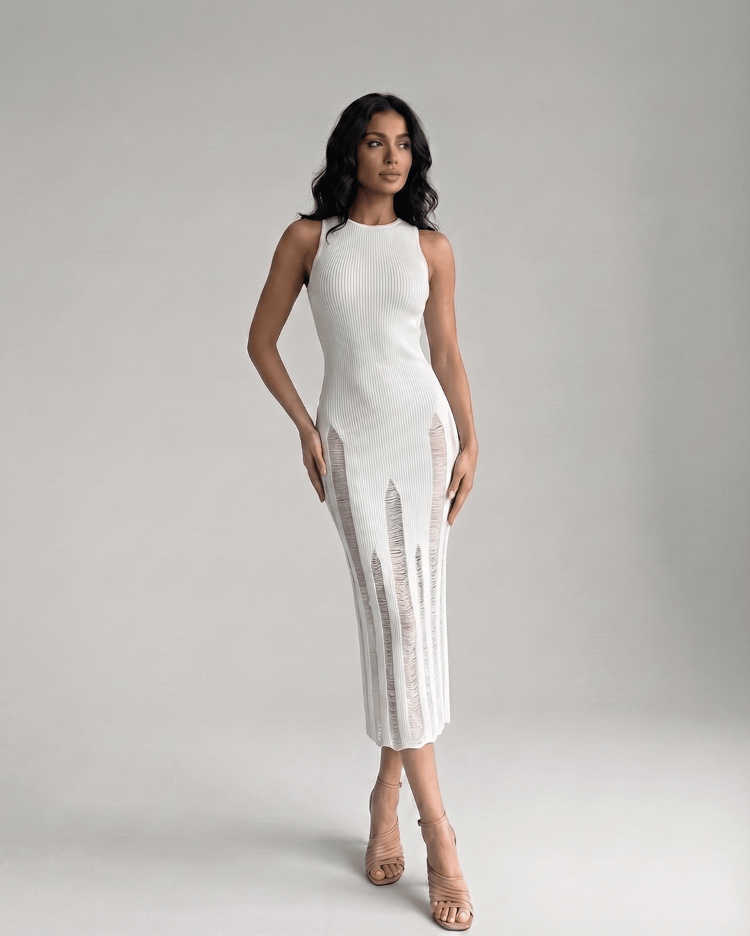 Vestido midi Alba blanco ajustado sin mangas para mujer, ideal para cóctel o fiesta elegante.