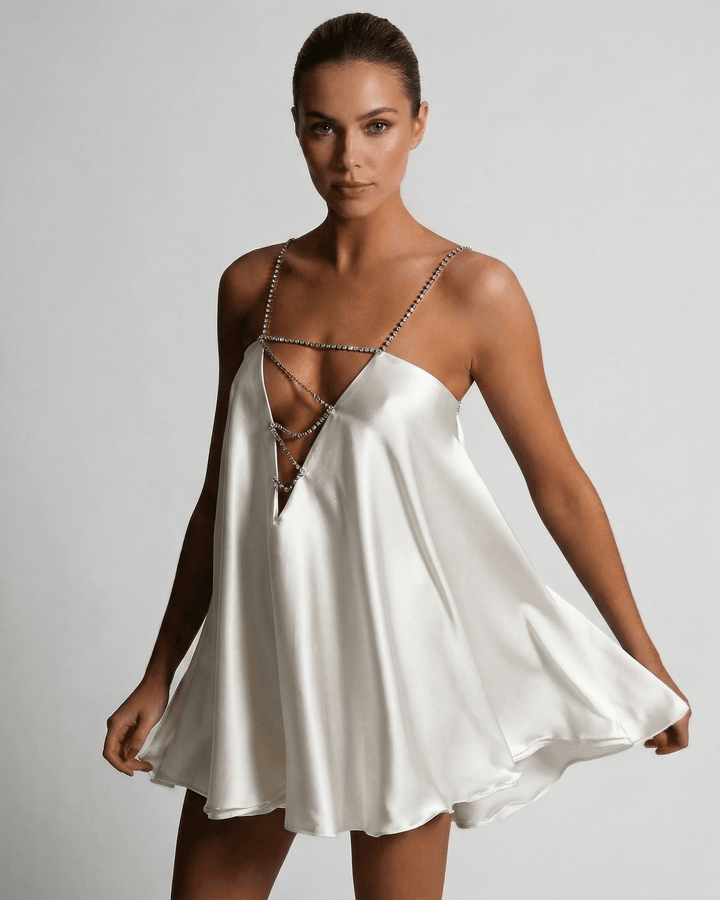 Vestido mini elegante de mujer con pedrería, corte línea A, ideal para fiesta y cóctel. Estilo glamuroso.