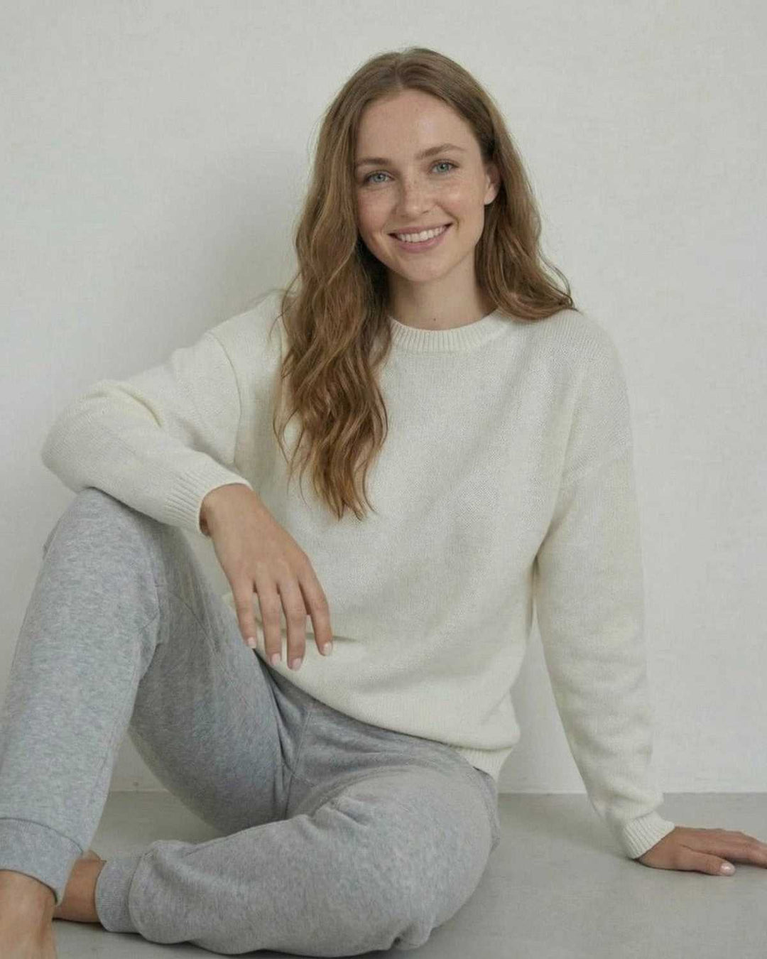 Suéter blanco Alba para mujer, estilo atemporal y casual. Perfecto para la moda de otoño e invierno.